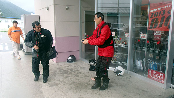 靴下の水を絞っているボルドーさん